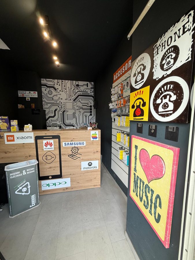Interior Service GSM Sebastian - perete decorativ cu circuit imprimat și zonă accesorii telefoane